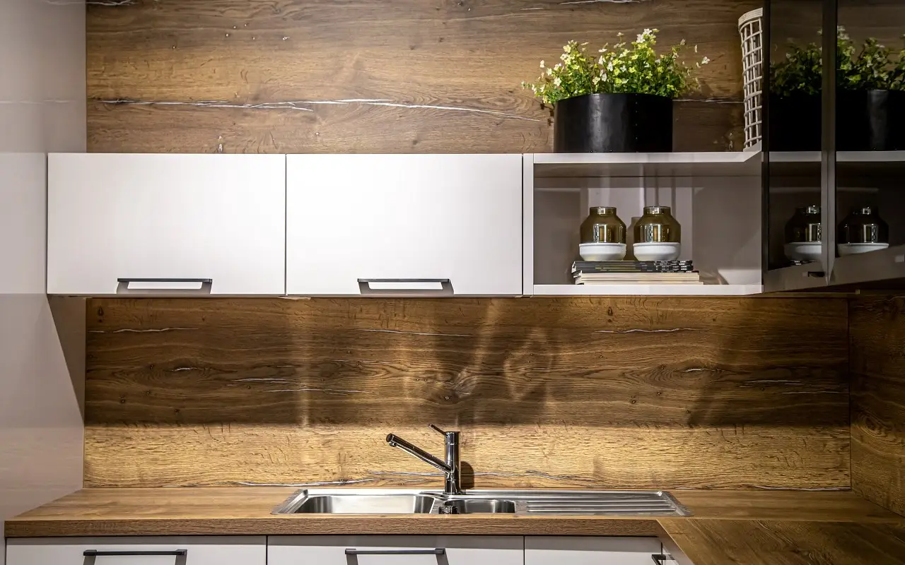 resize_grifo-de-cocina-de-acero-interior-de-cocina-de-madera-moderna (1)